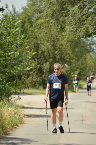 Nordic walking botokkal a pályán
