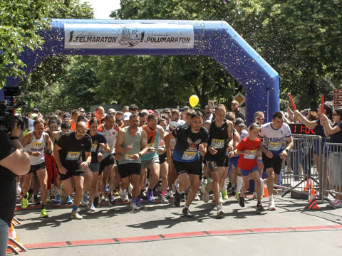 A rajt pillanata konfettivel, a kapun a 21,1 km jelzés