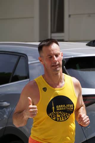 Futó a Sarajevo Marathon trikójában
