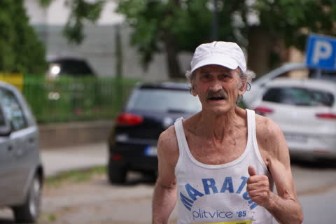 Veterán futó MARATON Plitvice 85 trikóban, hüvelykujj
